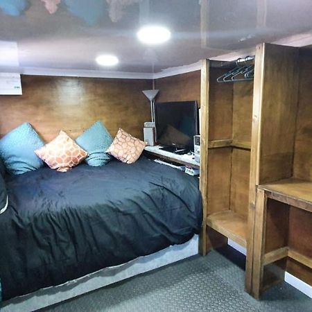 Adorable Private Suite With Free Street Parking Leicester Exterior foto